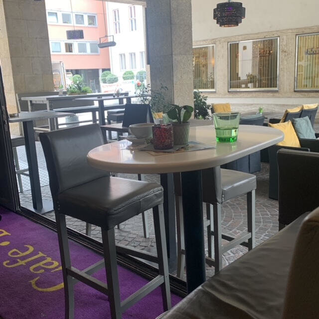 Tische im Innenbereich der Cafe Bar Per DU